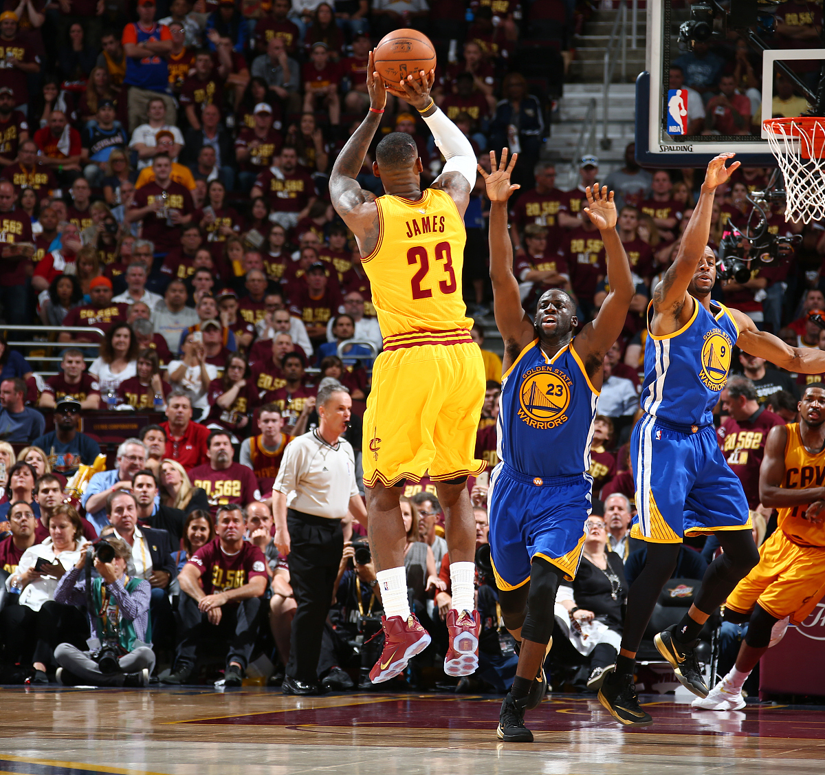 九游娱乐-Ning重返赛场，出色防守首场状态出色，加拿大队观众沸腾！再创辉煌时刻(Rngs8战绩)