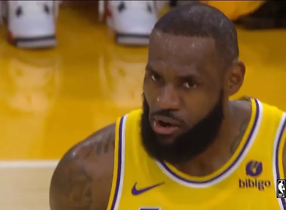 包含詹姆斯迎来二十赛季高光表现,快船球迷沸腾!的词条 包含詹姆斯迎来二十赛季高光表现,快船球迷沸腾!的词条